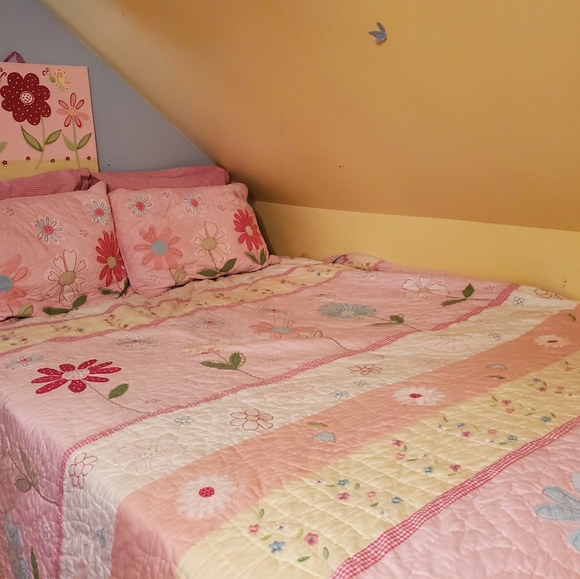 Pottery barn pink flowers quilt bedding set and bathroom set